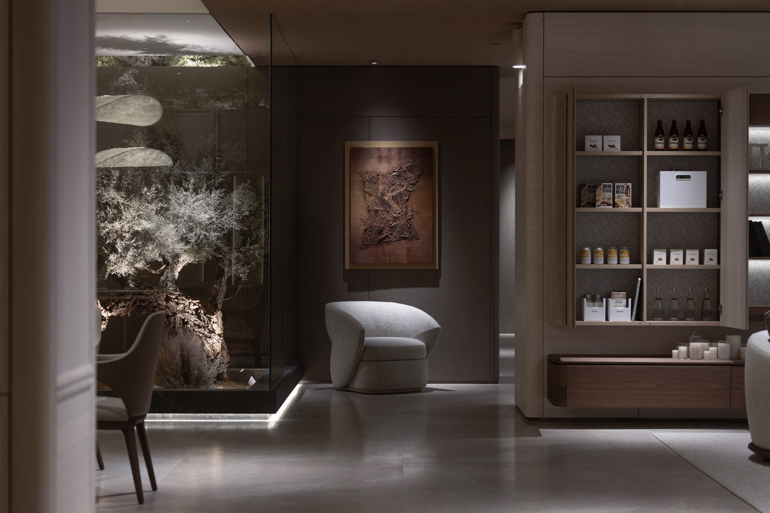 Interior setting combining material surfaces, display and storage